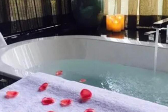 拉萨水疗池中的失重冥想：当身体学会漂浮