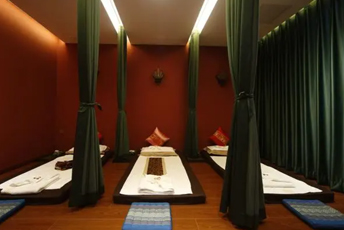 拉萨泰式按摩的被动瑜伽：当身体被折叠成诗